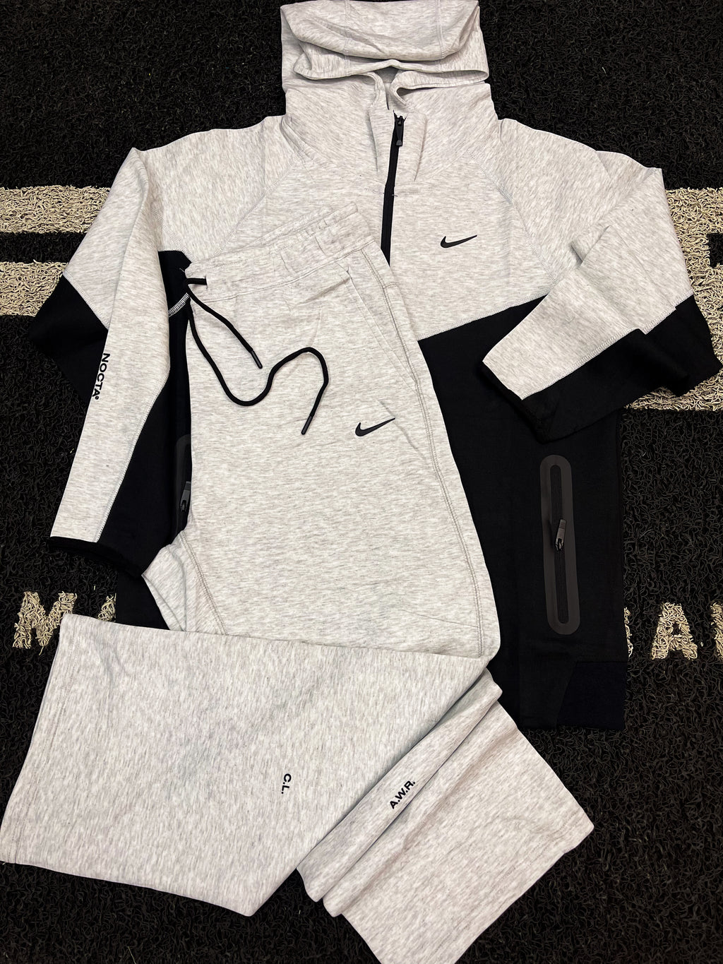 CONJUNTO GRIS CON NEGRO BR