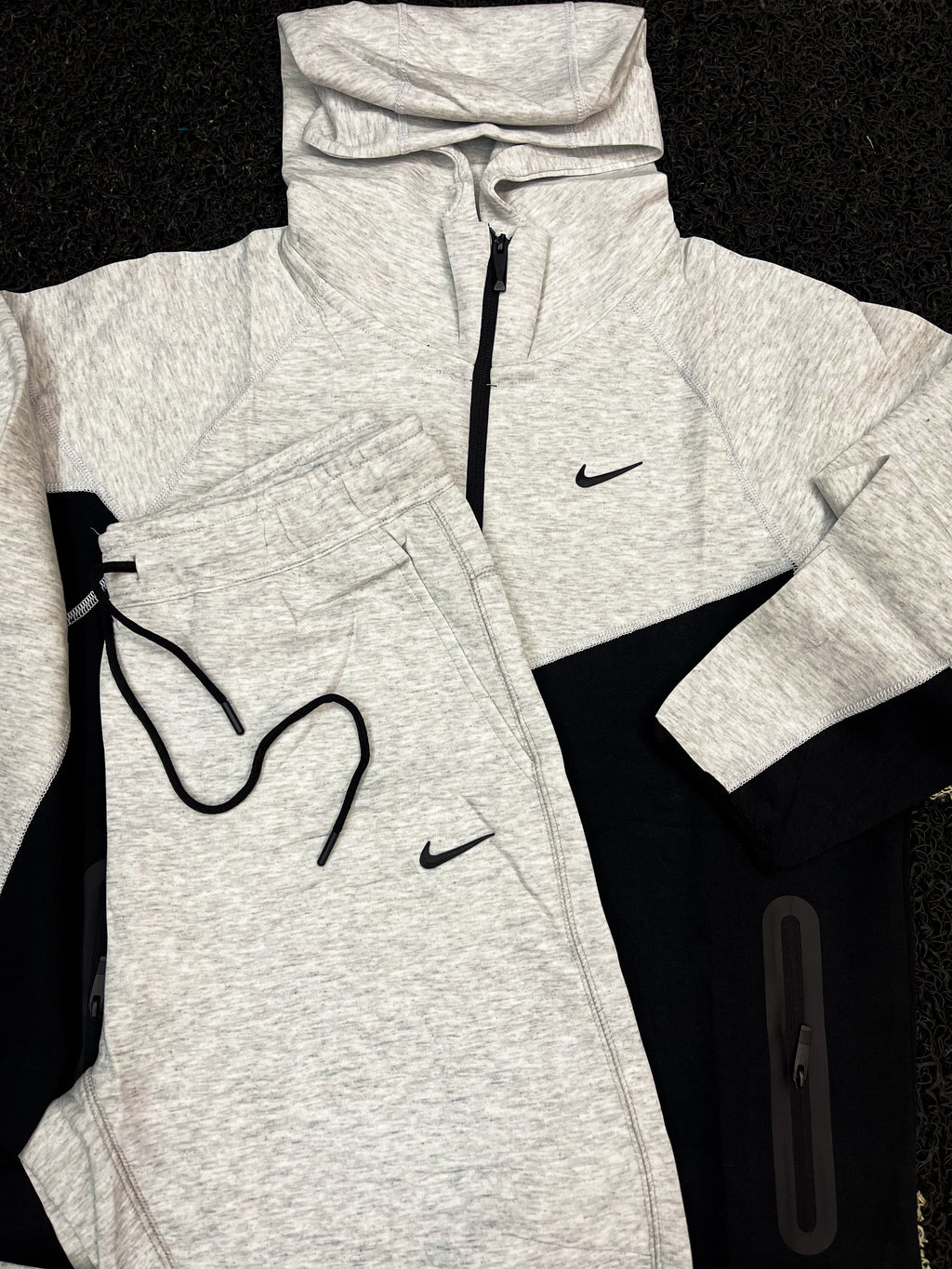 CONJUNTO GRIS CON NEGRO BR