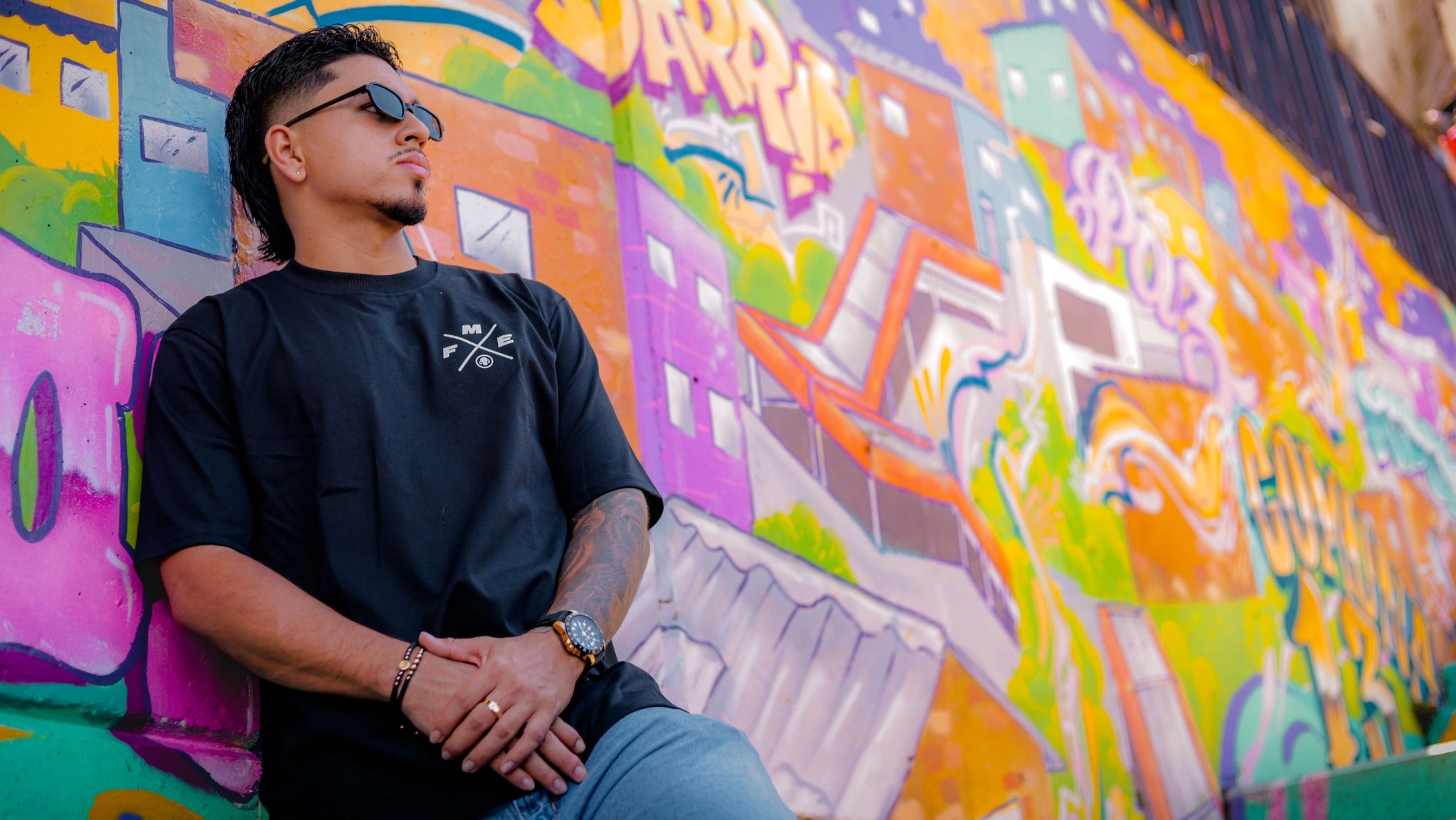 FME camiseta negra con mural urbano colorido